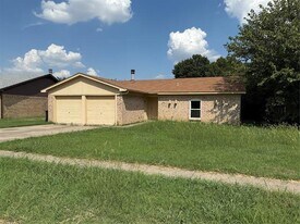 1040 Meadowview Dr in Saginaw, TX - Building Photo