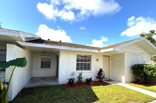 3249 Bloomingdale Villas Ct in Brandon, FL - Building Photo - Building Photo