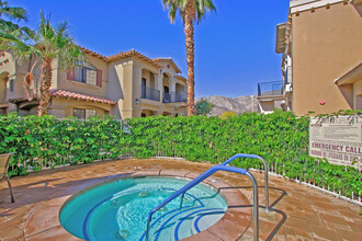 50630 Santa Rosa Plz in La Quinta, CA - Foto de edificio - Building Photo