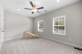 324 Commons Ave in Woodstock, GA - Building Photo - Building Photo