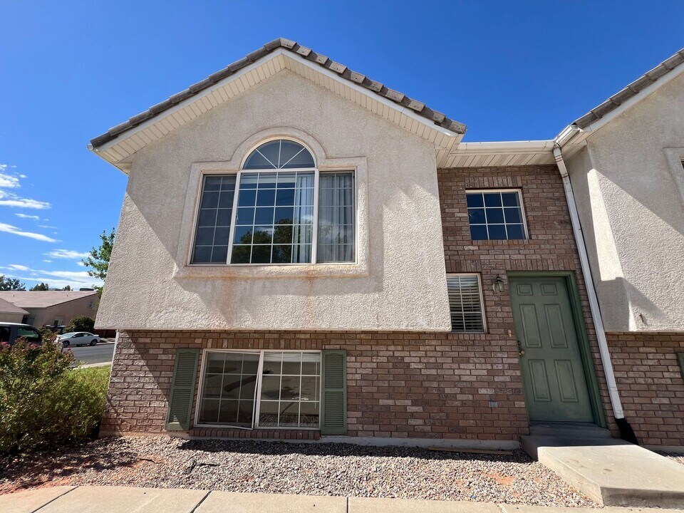 652 N 2720 E in Saint George, UT - Building Photo