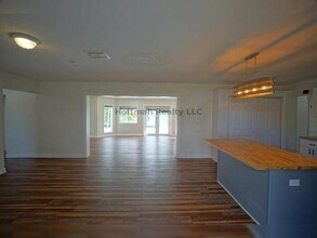 7325 10th St N in St. Petersburg, FL - Foto de edificio - Building Photo