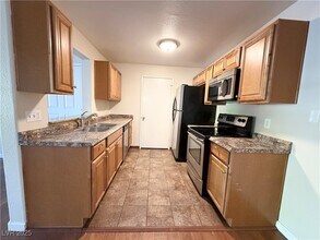 220 Mission Newport Ln in Las Vegas, NV - Building Photo - Building Photo