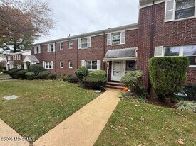 82 Manor Dr in Red Bank, NJ - Building Photo