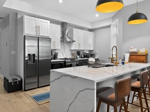 2451 N Albany Ave in Chicago, IL - Building Photo - Building Photo