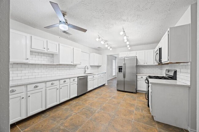 20006 River Brook Dr in Humble, TX - Building Photo - Building Photo