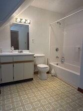 17 W Boylston Dr, Unit 3 in Worcester, MA - Building Photo - Building Photo