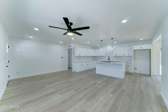 7757 N 18th Ave in Phoenix, AZ - Foto de edificio - Building Photo