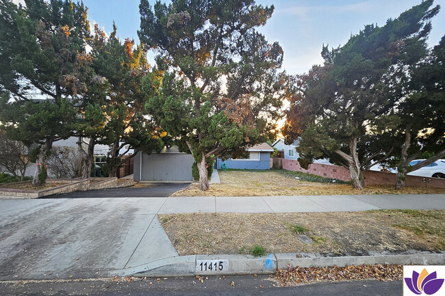 11415 Stranwood Ave in Granada Hills, CA - Building Photo - Building Photo