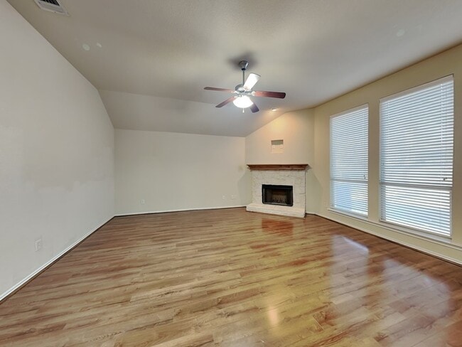 1605 Grey Willow Ln in Arlington, TX - Foto de edificio - Building Photo