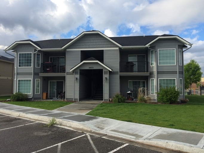 2453 Eagle Dr in Ammon, ID - Building Photo