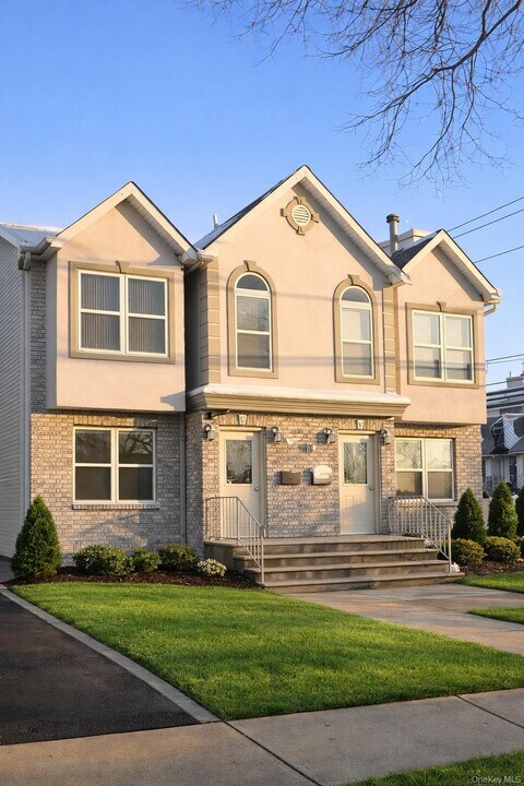 146 Jefferson Ave in Mineola, NY - Building Photo