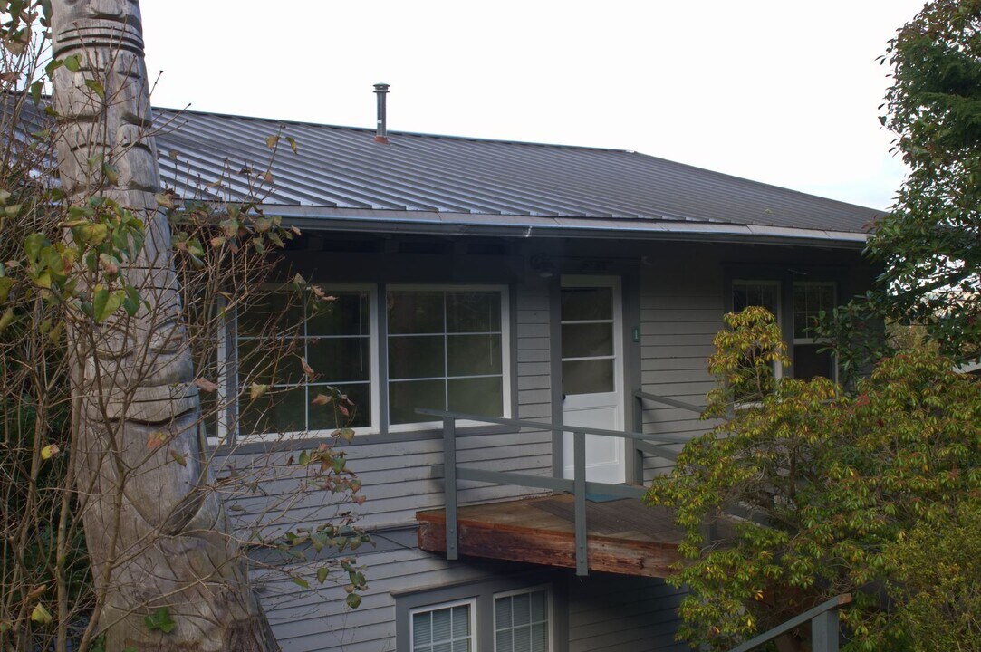 709 N Forest St in Bellingham, WA - Building Photo