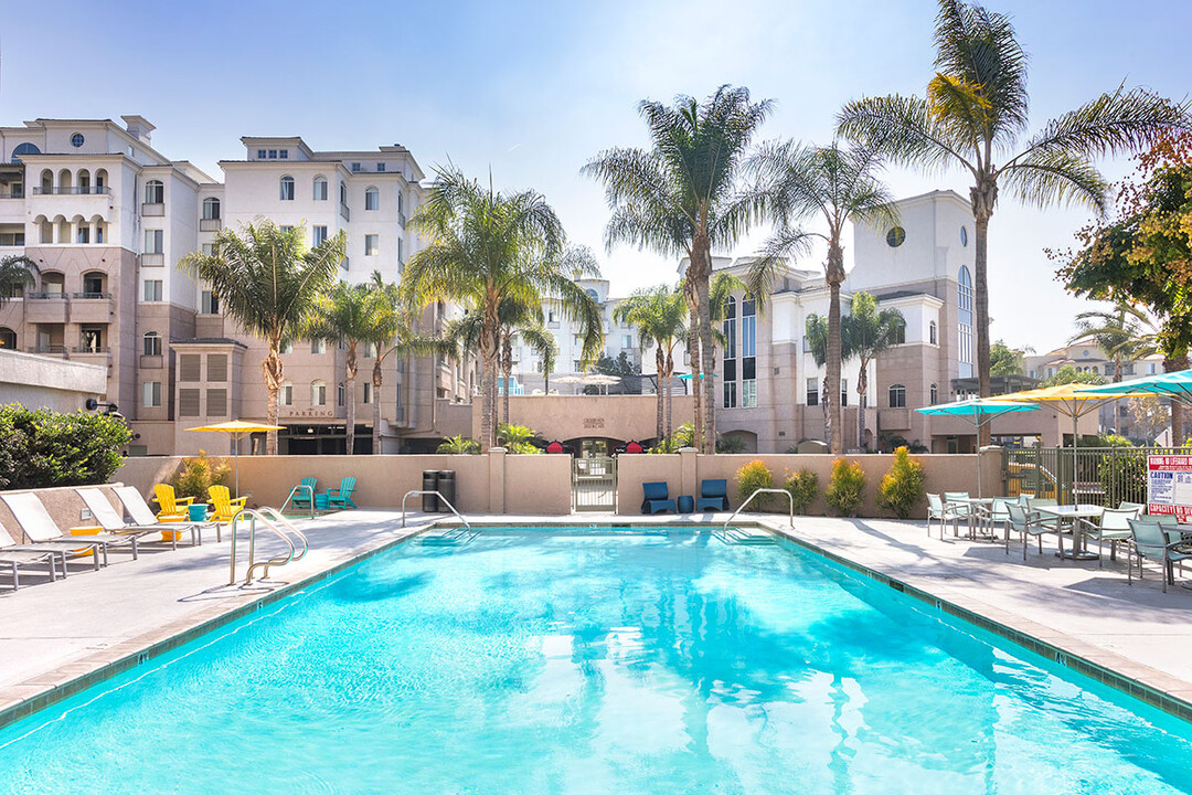 La Jolla Crossroads Apartments in San Diego, CA - Building Photo