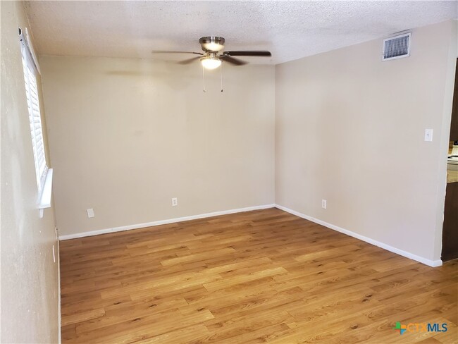 300 N Milam St in Seguin, TX - Foto de edificio - Building Photo