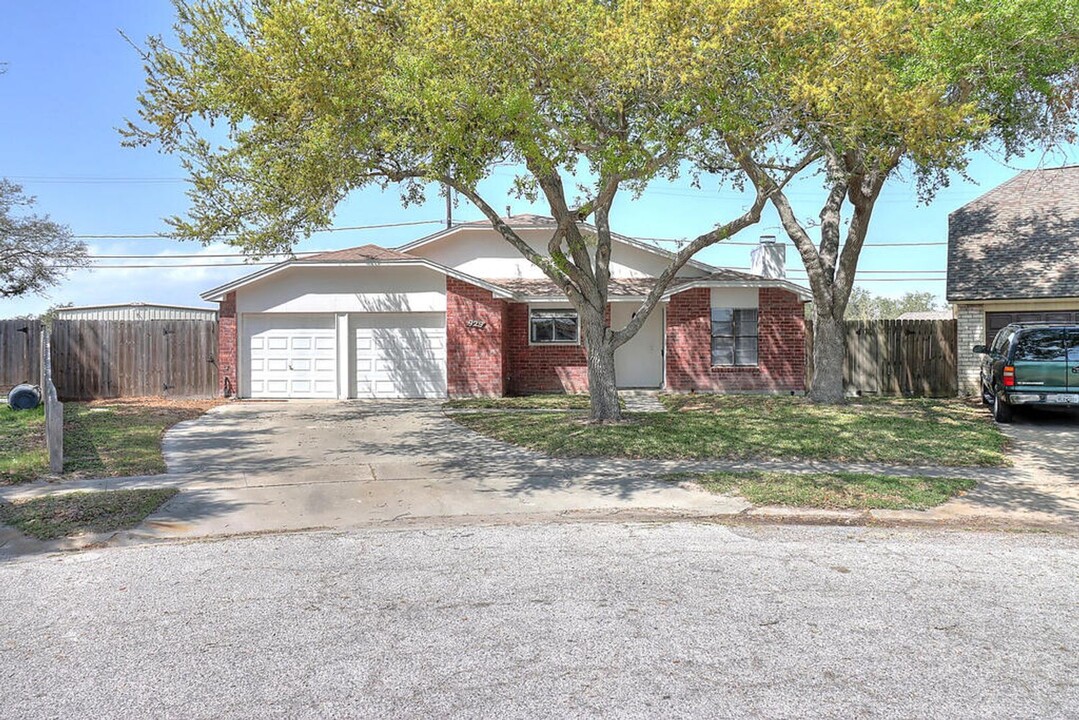 929 St Timothy St in Corpus Christi, TX - Building Photo