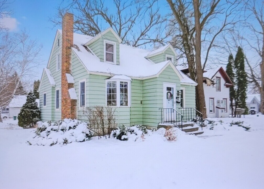326 N 3rd St in River Falls, WI - Building Photo