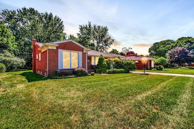 16345 Pollyanna St in Livonia, MI - Foto de edificio - Building Photo