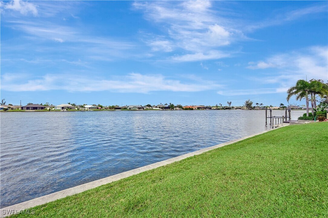 1210 SW 4th Ct in Cape Coral, FL - Building Photo