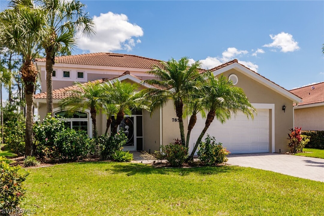 7859 Berkshire Pines Dr in Naples, FL - Building Photo