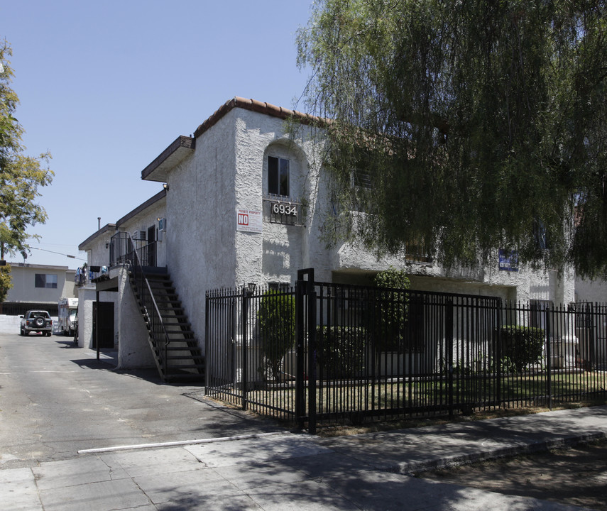 6934 RADFORD AV in North Hollywood, CA - Foto de edificio