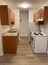 Elmwood Terrace in Victoria, BC - Foto de edificio - Building Photo