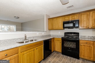 5319 Creekview Way in Morrow, GA - Foto de edificio - Building Photo