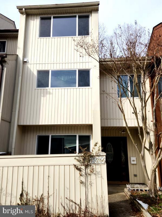 15266 Lodge Terrace in Woodbridge, VA - Foto de edificio