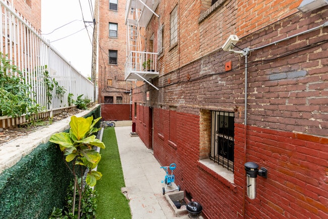 NRE - The Bard Apartments in Los Angeles, CA - Foto de edificio - Building Photo