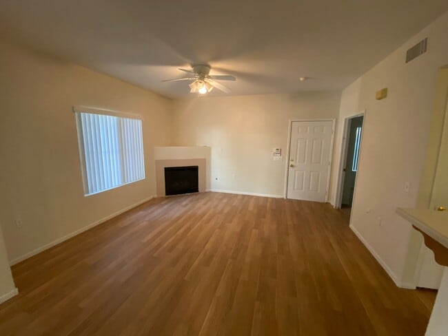 10245 S Maryland Pkwy in Las Vegas, NV - Building Photo - Building Photo