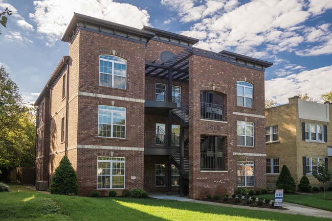 The Apartments @ 2068 Douglass in Louisville, KY - Foto de edificio - Building Photo