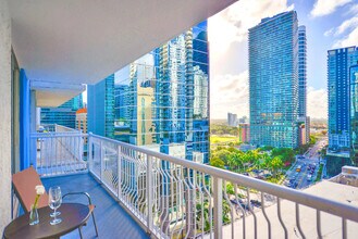 1200 Brickell Bay Dr in Miami, FL - Building Photo - Building Photo