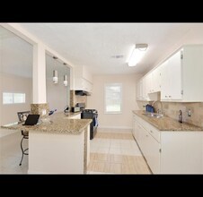 5005 Holloway Dr in Houston, TX - Foto de edificio - Building Photo