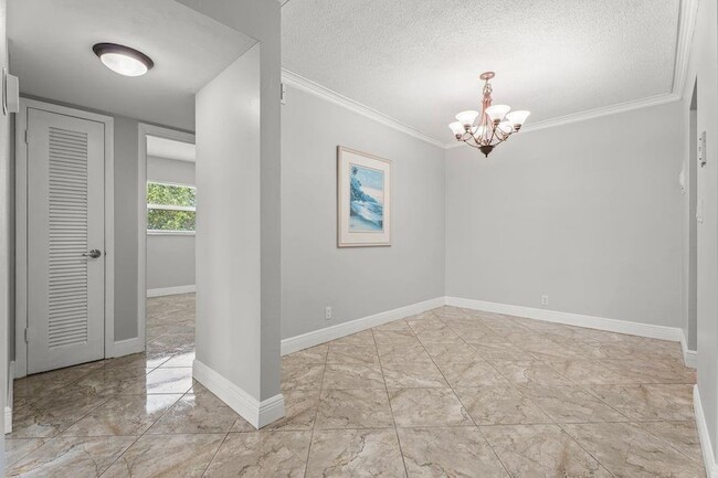 1958 Monroe St, Unit 303 in Hollywood, FL - Building Photo - Building Photo
