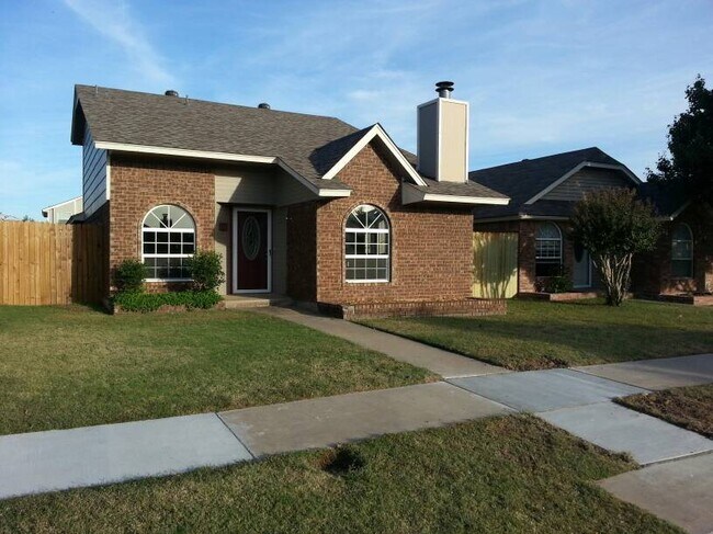 2102 Westmore Dr in Moore, OK - Building Photo - Building Photo
