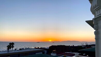 2407 Bayview Dr in Manhattan Beach, CA - Building Photo - Building Photo