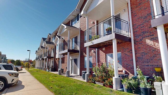 Pine Lake Heights Apartments in Lincoln, NE - Foto de edificio - Building Photo