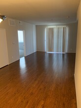 10717 Lawler St, Unit 2nd floor 202 in Los Angeles, CA - Foto de edificio - Building Photo