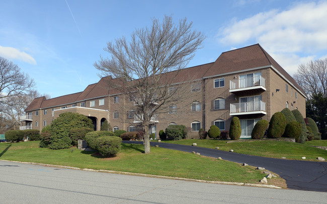 Chateau Regale Apartments in Cranston, RI - Building Photo - Building Photo