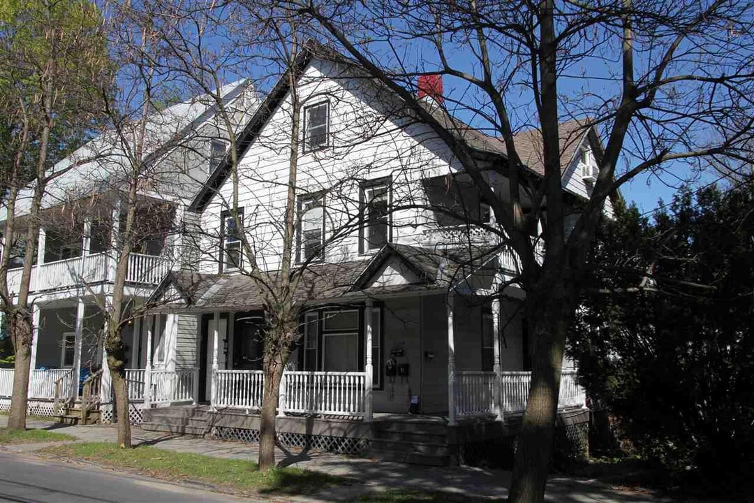 134 Woodlawn Ave in Saratoga Springs, NY - Building Photo