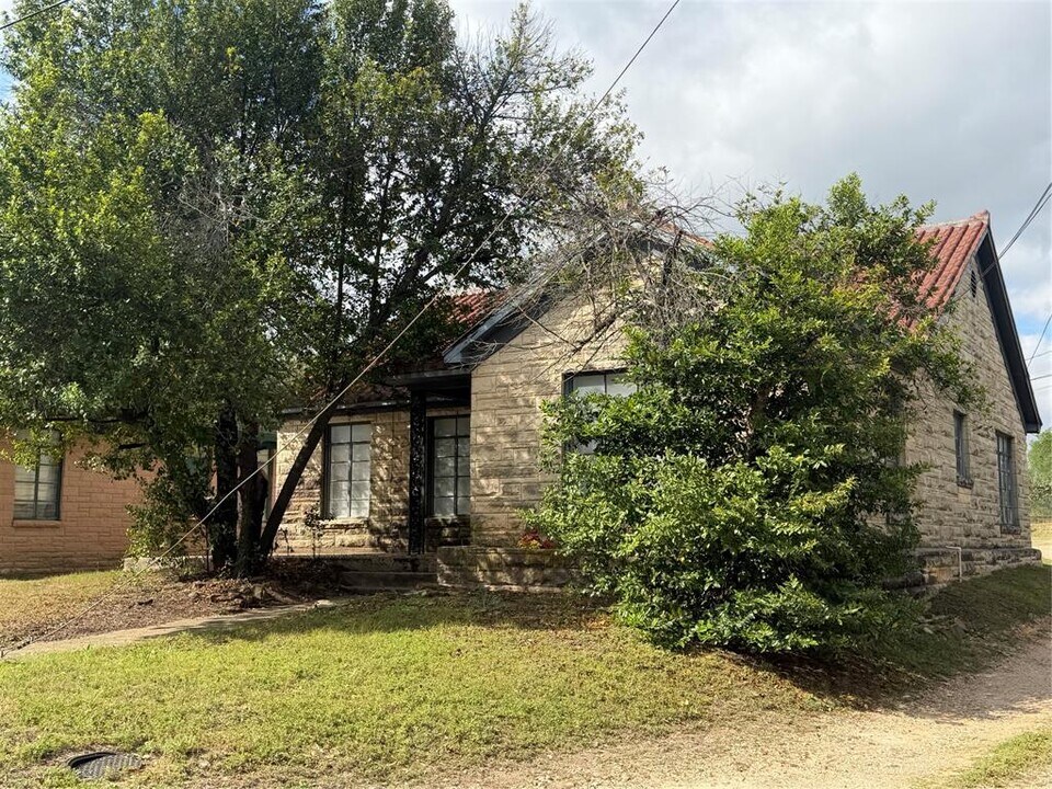 511 Bowser St in Rockdale, TX - Building Photo