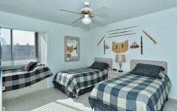1080 W Peppertree Ln in Siesta Key, FL - Building Photo - Building Photo
