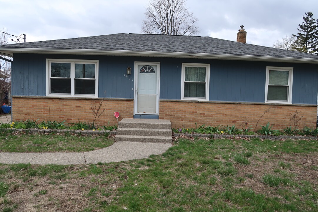 4903 Aleda Ave SE in Kentwood, MI - Building Photo