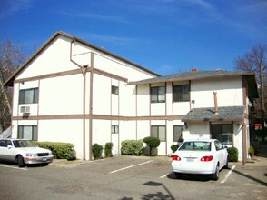 Moot Court in Sacramento, CA - Foto de edificio - Building Photo