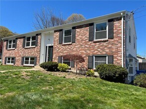 52 Cottonwood Dr in Cranston, RI - Building Photo - Building Photo