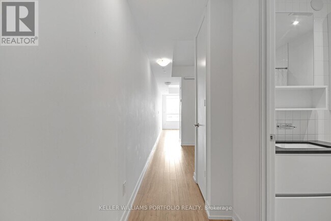 377 Madison Ave in Toronto, ON - Building Photo - Building Photo