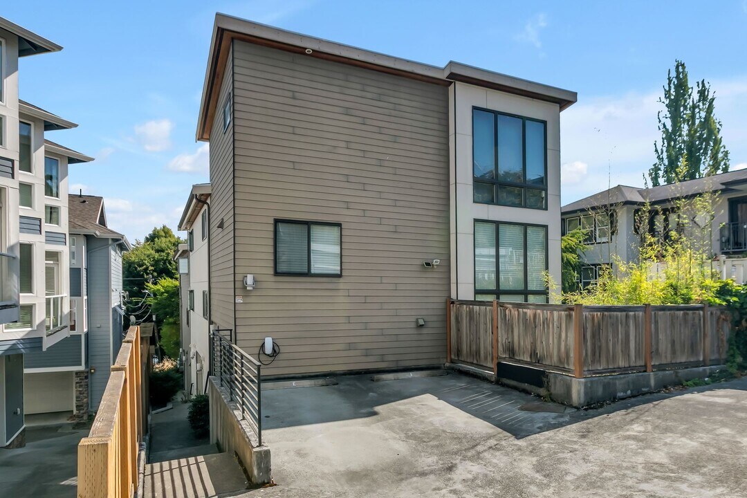 215 24th Ave E in Seattle, WA - Building Photo