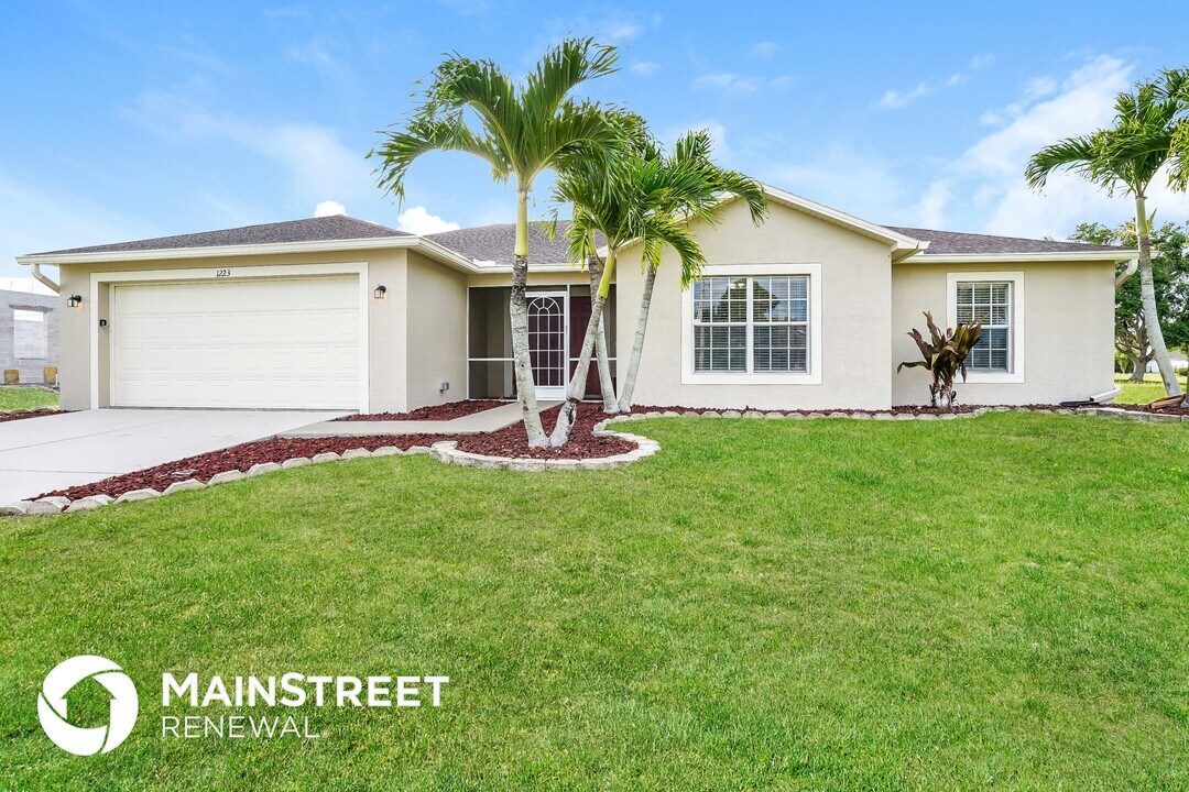 1223 NW 9th Ave in Cape Coral, FL - Foto de edificio