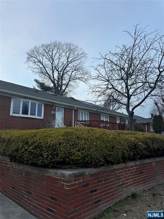 2191 MacKay Ave in Fort Lee, NJ - Building Photo