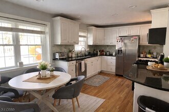 7 Seminole Way in Chatham Township, NJ - Building Photo - Building Photo